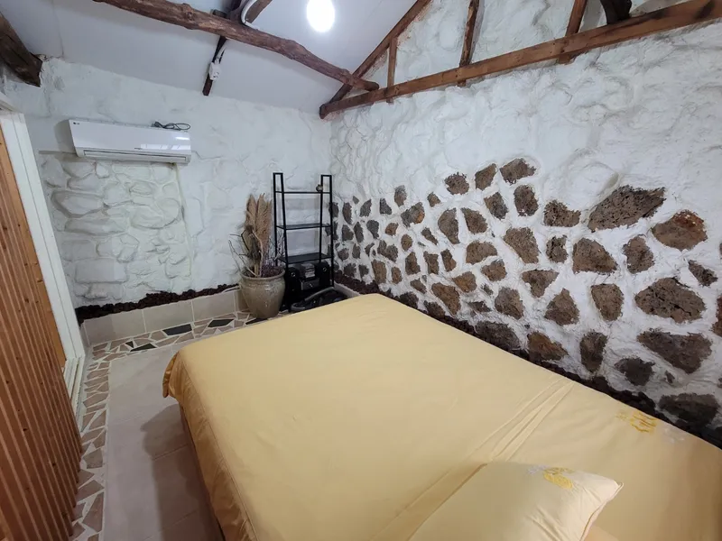[Hangyeong, Jeju] Traditional stone house with a detached one-room house decorated with basalt volcanic ash #SaveMeHomes 3