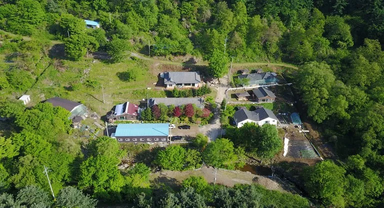 [Gapyeong] No. 4 in the pine forest, in the middle of the city #Pet #45 minutes from Jamsil #Public laundry 12