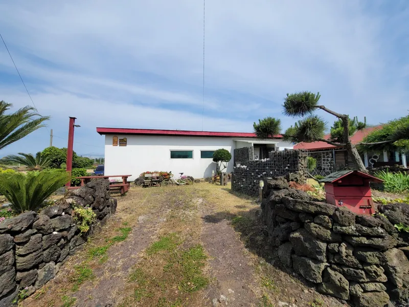 [Hangyeong, Jeju] Traditional stone house with a detached one-room house decorated with basalt volcanic ash #SaveMeHomes 18