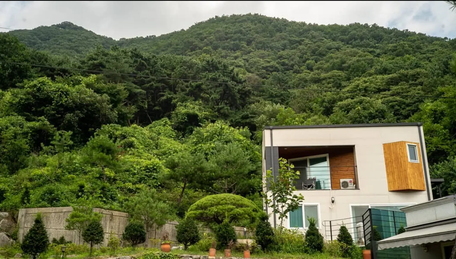 여주 조용한 숲속 별장, 정원이 있고 전망이 훌륭한 2층 전원주택 - main image