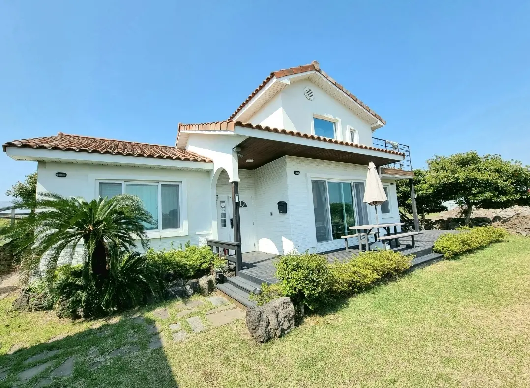 walkable & workation & forest retreat Entire House 3BR & sleeps 6 Seogwipo Pyo-seon, a charming stone wall three-room detached house with a wide forest view Cover Photo