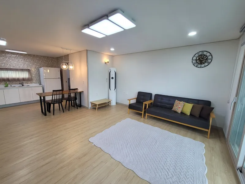 [Gujwa, Jeju] A detached house with a large stone wall and yard (Rosemary) 24
