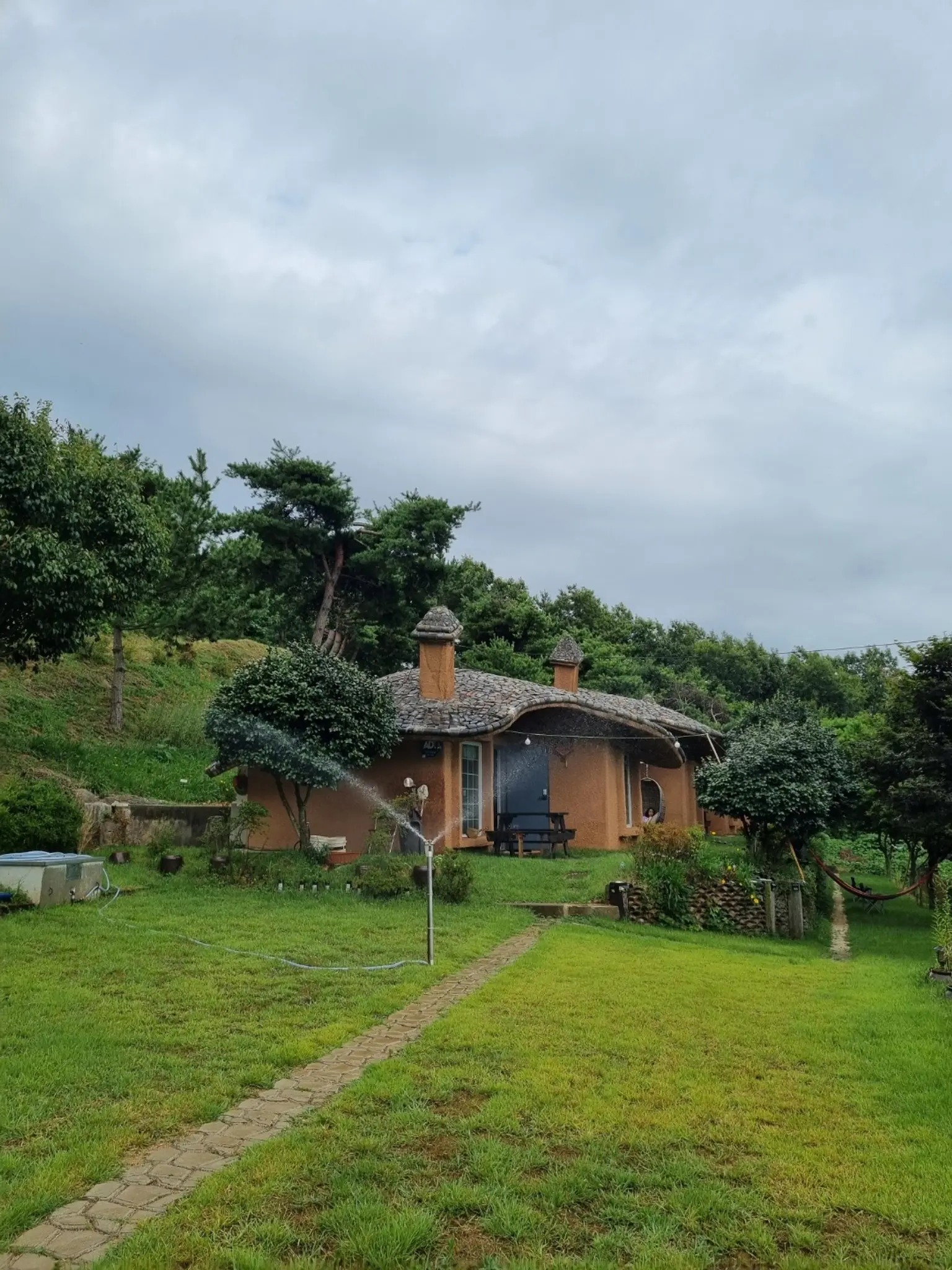 Seosan, Chungnam A modern red clay house where you can enjoy country life with your pet dog - main image
