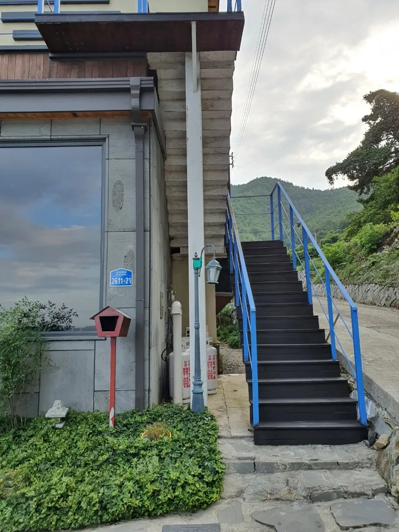 [Namhae] 2nd floor of a detached one-room house with a glass living room that embraces the entire ocean view 4