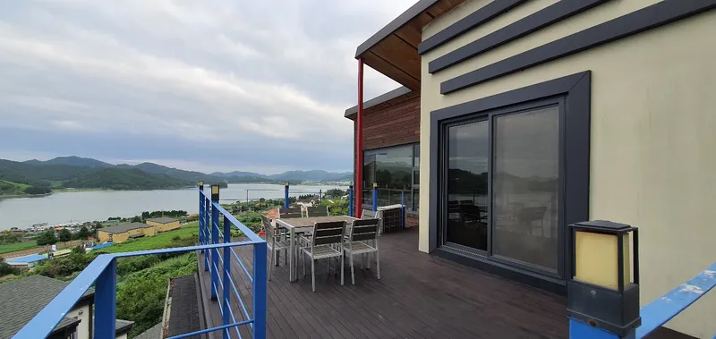 [Namhae] 2nd floor of a detached one-room house with a glass living room that embraces the entire ocean view 3