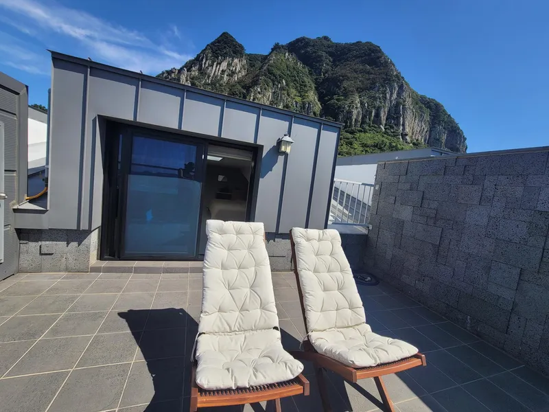 [Andeok, Seogwipo] The ultimate ocean view! Sanbangsan Mountain and the ocean at a glance! Stylish rooftop duplex house 25