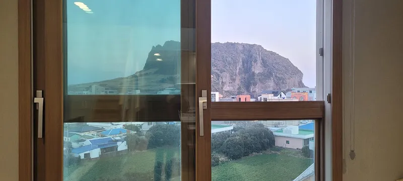 [Seongsan, Seogwipo] Spacious studio with a panoramic view of Seongsan Ilchulbong and the sea 41