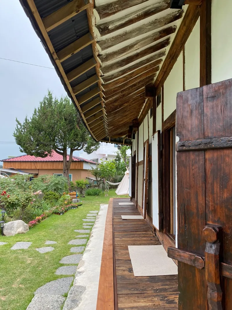 [Gangneung] 3-room Hanok detached house with a 100-pyeong wide yard 76