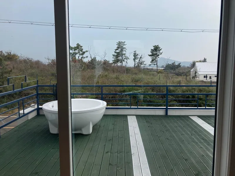 [제주 한경] 애월 신창풍차해안, 한라산뷰 드넓은 잔디마당 복층독채 1동 12