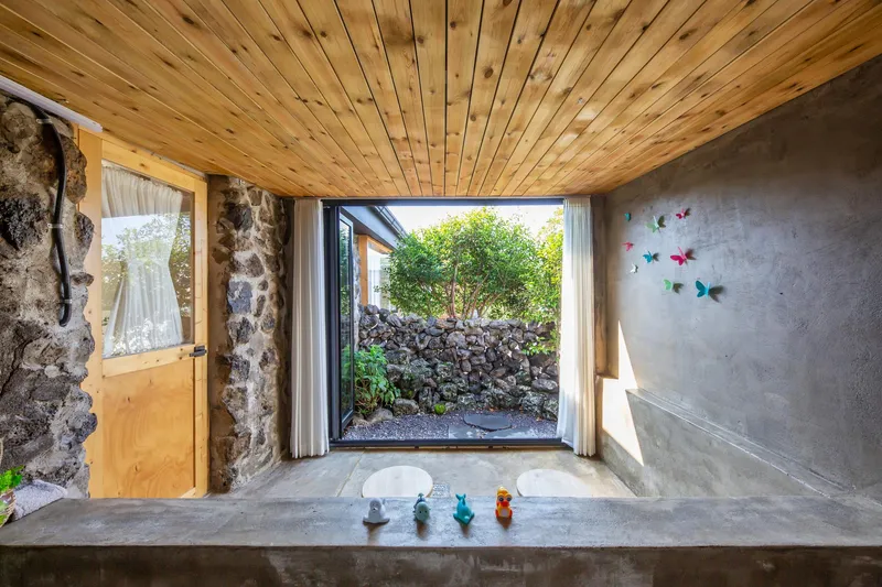 [Aewol, Jeju] Gu-eom-ri Dol-yeom-jeon Aewol Coastal Road, Jeju Dol-dam Old House, Independent Pine Tree House 37