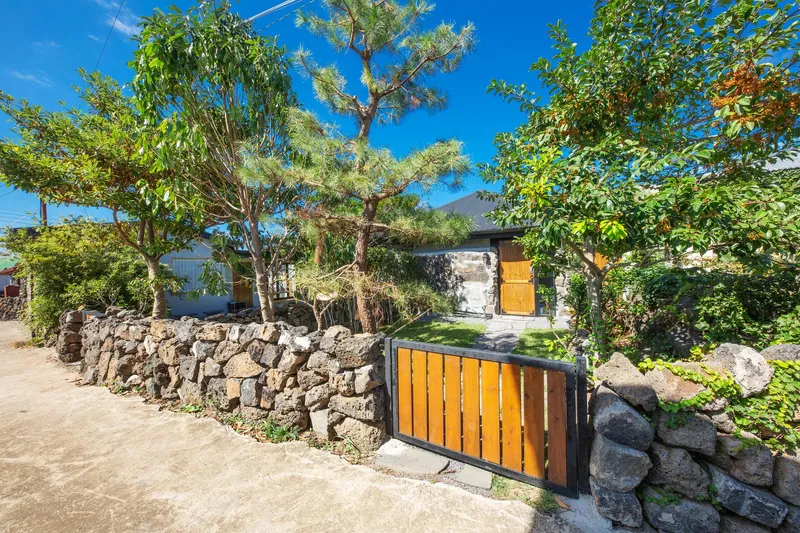 [Aewol, Jeju] Gu-eom-ri Dol-yeom-jeon Aewol Coastal Road, Jeju Dol-dam Old House, Independent Pine Tree House 5