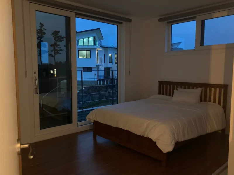 [제주 한경] 애월 신창풍차해안 한라산뷰 드넓은 잔디마당 복층독채 2동 4