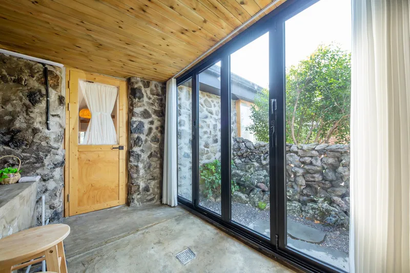 [Aewol, Jeju] Gu-eom-ri Dol-yeom-jeon Aewol Coastal Road, Jeju Dol-dam Old House, Independent Pine Tree House 34