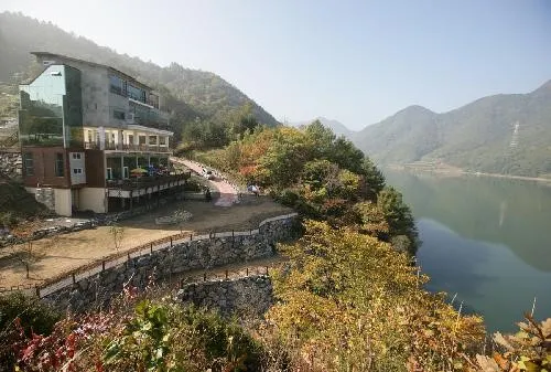 [충북 단양] 충주호바로 앞에 보이는 힐링하기 좋은 펜션 6