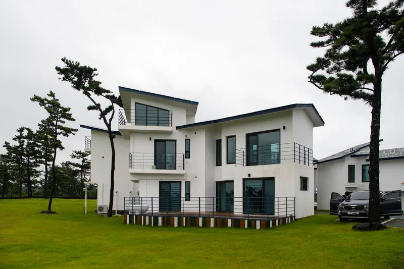 [제주 한경] 애월 신창풍차해안 한라산뷰 드넓은 잔디마당 복층독채 10동 2