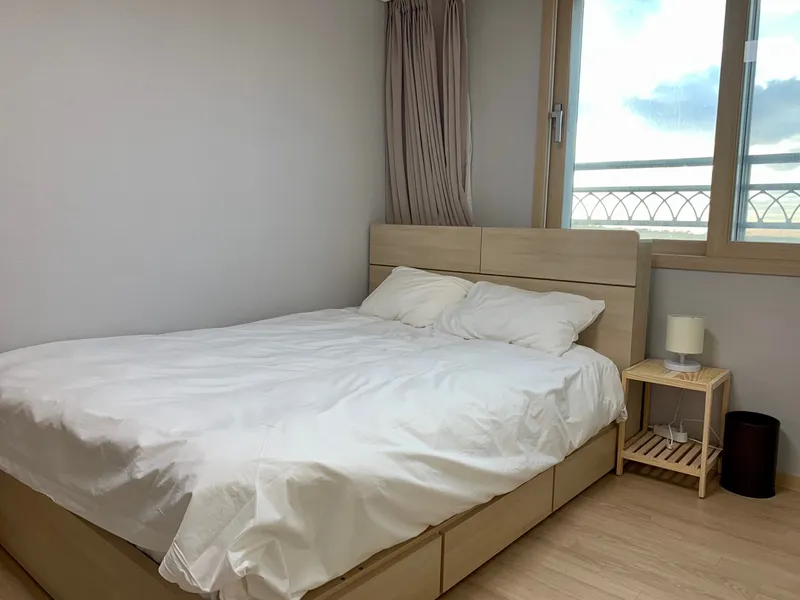 [제주 애월] 뻥 뚫린 파노라마 바다뷰와 한라산 조망 가능 최상의 가성비 숙소 78