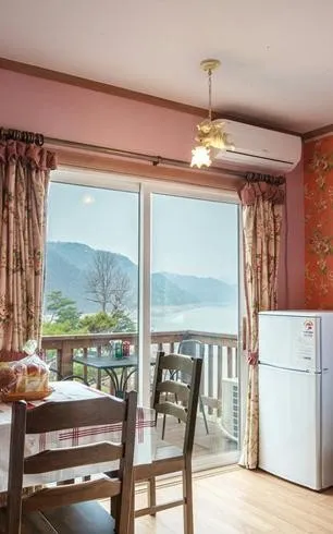 [Jecheon] Pension with Cheongpungho Lake right in front #Individual spa available #Swan 3