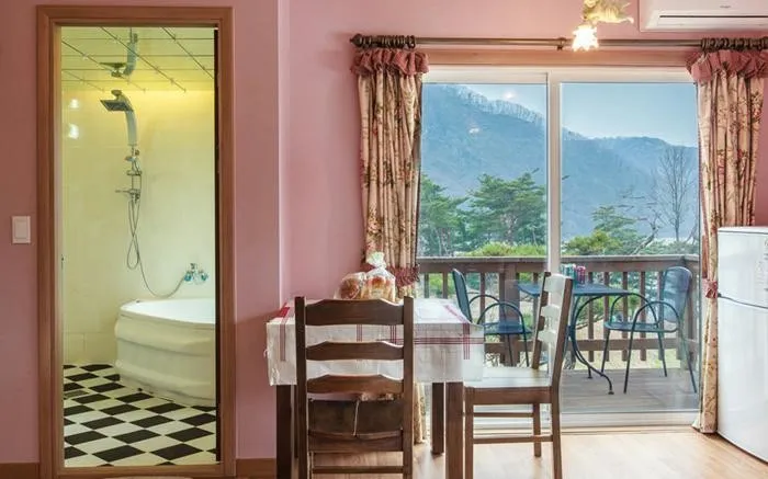 [Jecheon] Pension with Cheongpungho Lake right in front #Individual spa available #Swan 9