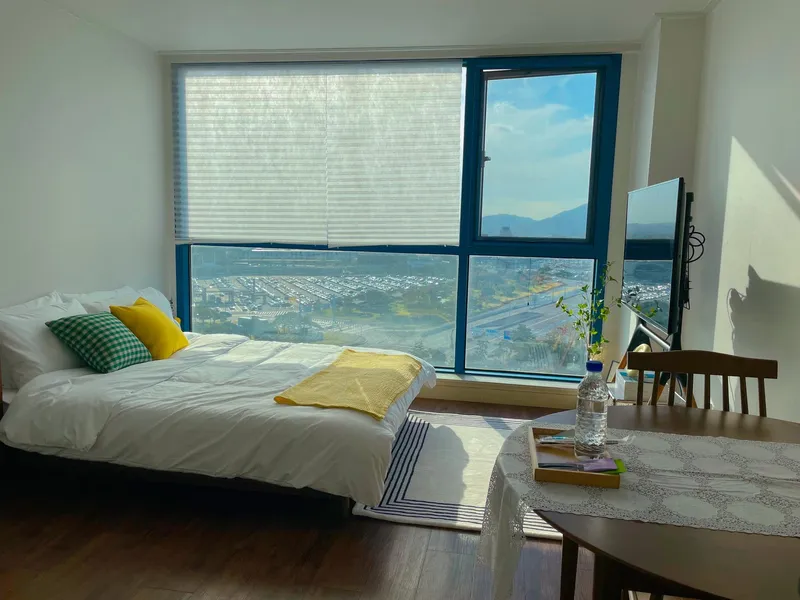 [Gangseo, Seoul] City view from the large window adjacent to Gimpo Airport Magok District 7