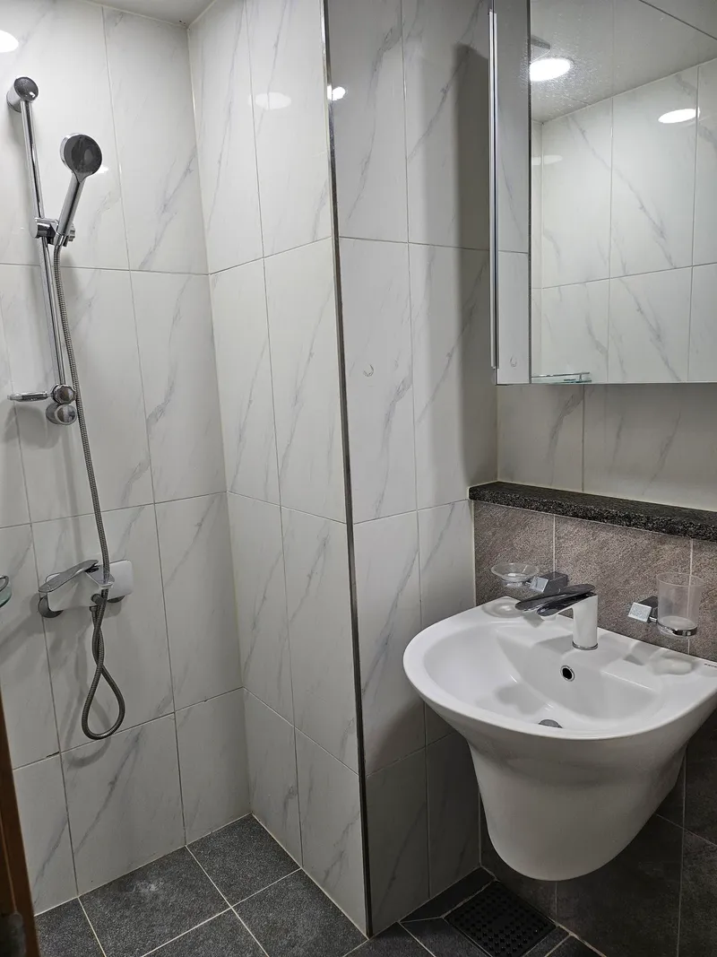 [Yeongpyeong-dong, Jeju] 47 pyeong three-room, spacious living room officetel #Easy access to Jeju City 37