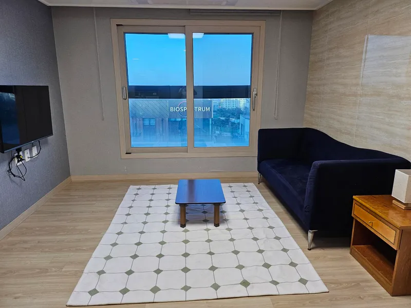 [Yeongpyeong-dong, Jeju] 47 pyeong three-room, spacious living room officetel #Easy access to Jeju City 22