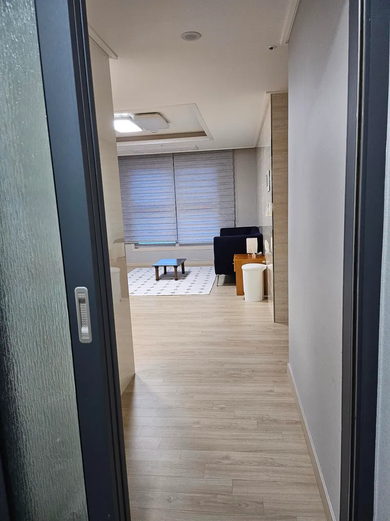 [Yeongpyeong-dong, Jeju] 47 pyeong three-room, spacious living room officetel #Easy access to Jeju City 7