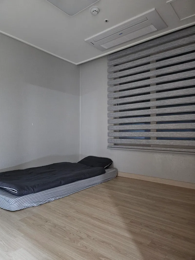 [Yeongpyeong-dong, Jeju] 47 pyeong three-room, spacious living room officetel #Easy access to Jeju City 40