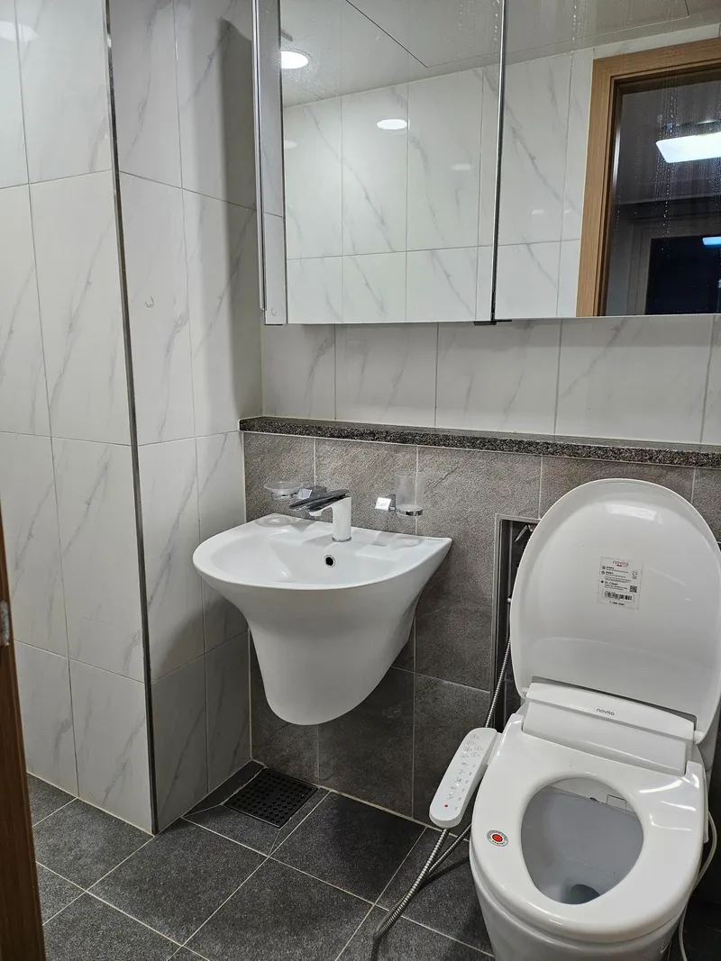 [Yeongpyeong-dong, Jeju] 47 pyeong three-room, spacious living room officetel #Easy access to Jeju City 38