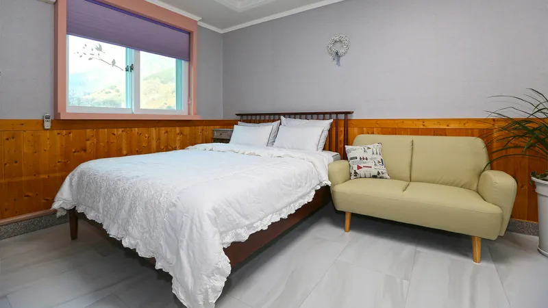[Gurye] A neat and clean pension with a great view of the Seomjin River in front #Byeolbang 3