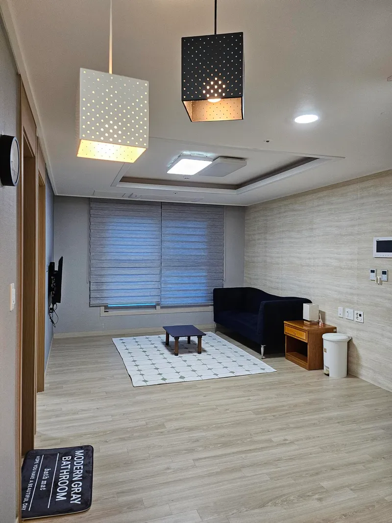 [Yeongpyeong-dong, Jeju] 47 pyeong three-room, spacious living room officetel #Easy access to Jeju City 3