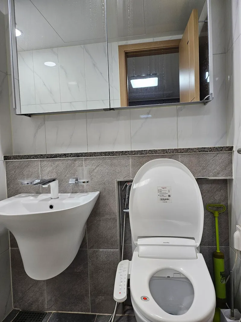 [Yeongpyeong-dong, Jeju] 47 pyeong three-room, spacious living room officetel #Easy access to Jeju City 36