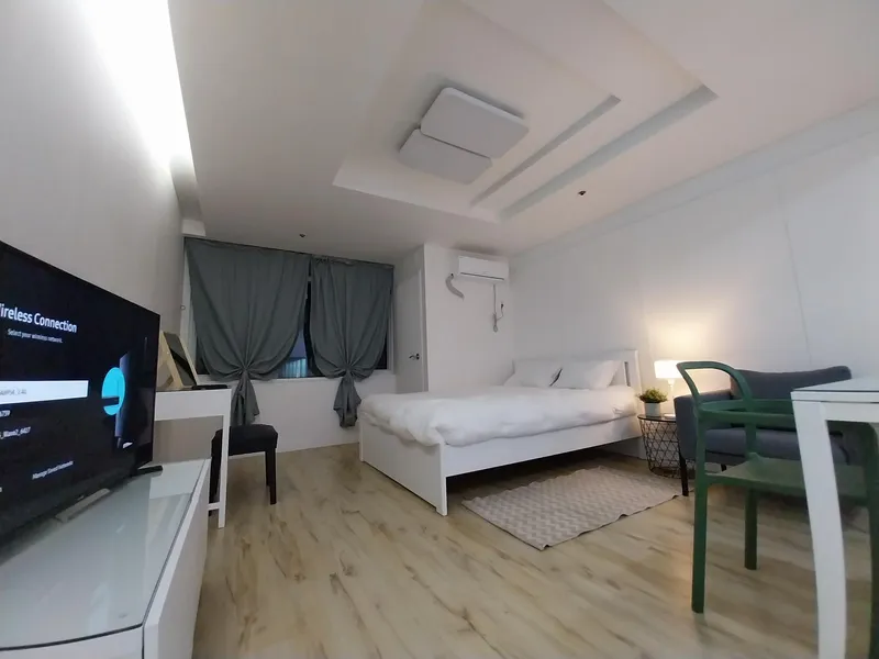 [Seocho, Seoul] 3-minute walk from Gangnam Station Exit 5, clean officetel with large floor space 3