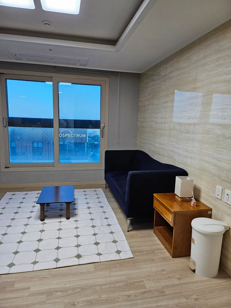 [Yeongpyeong-dong, Jeju] 47 pyeong three-room, spacious living room officetel #Easy access to Jeju City 21