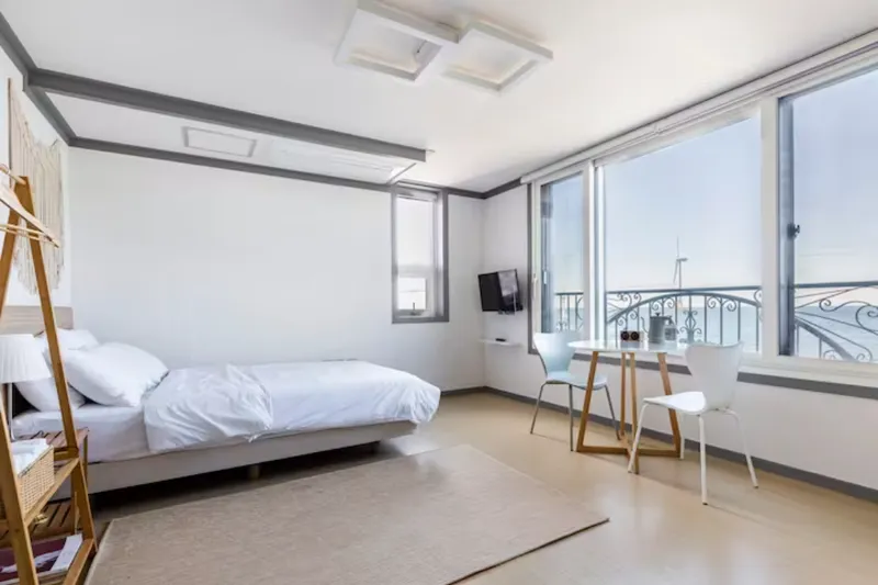 [Hangyeong, Jeju][Jeju Panpo Port] Ocean view, windmill view, ocean front one room 2