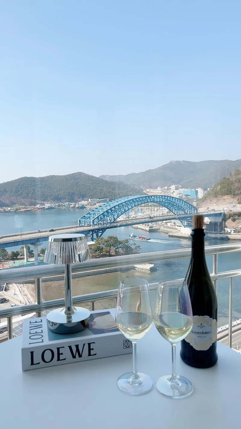 [경남 통영] (리뷰100점) 낮밤 모두 예쁜,교통 편한 힐링숙소 #통영대교 8