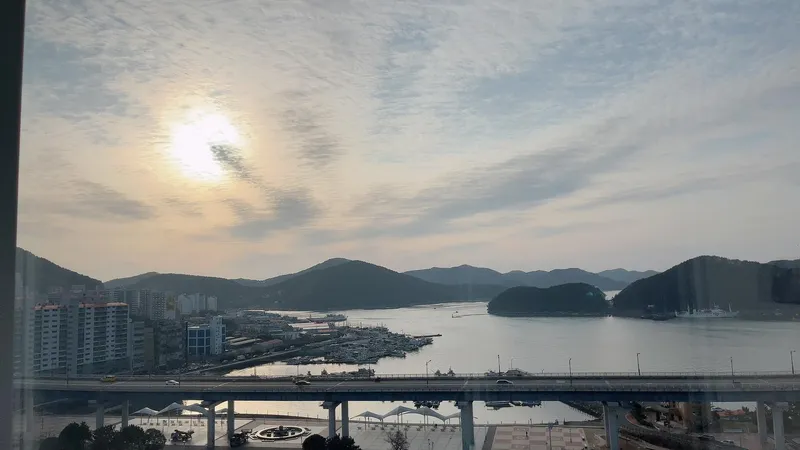 [경남 통영] (리뷰100점) 낮밤 모두 예쁜,교통 편한 힐링숙소 #통영대교 5