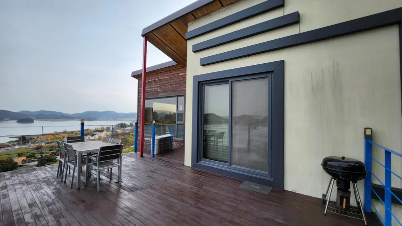 [Namhae] 2nd floor of a detached one-room house with a glass living room that embraces the entire ocean view 18