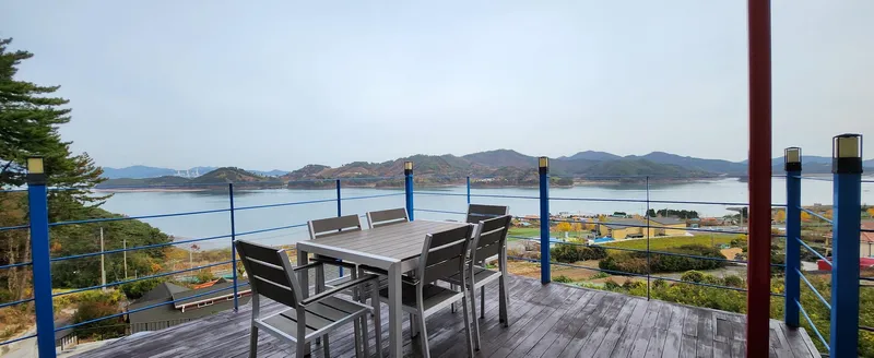[Namhae] 2nd floor of a detached one-room house with a glass living room that embraces the entire ocean view 2