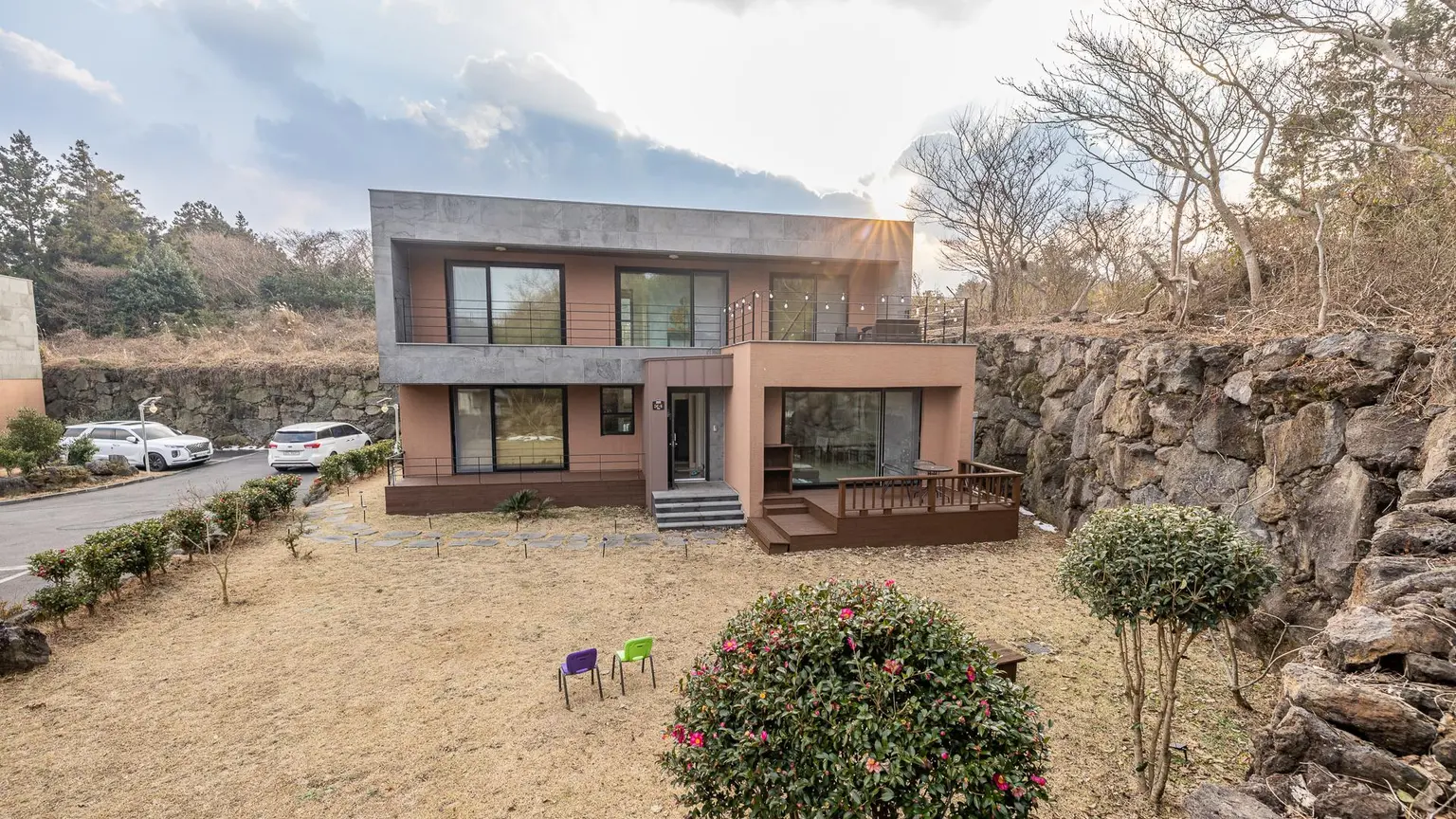 Jeju Jochon workation & forest retreat & with a yard Entire House 3BR & sleeps 8 Duplex Townhouse Dogs Allowed Cover Photo