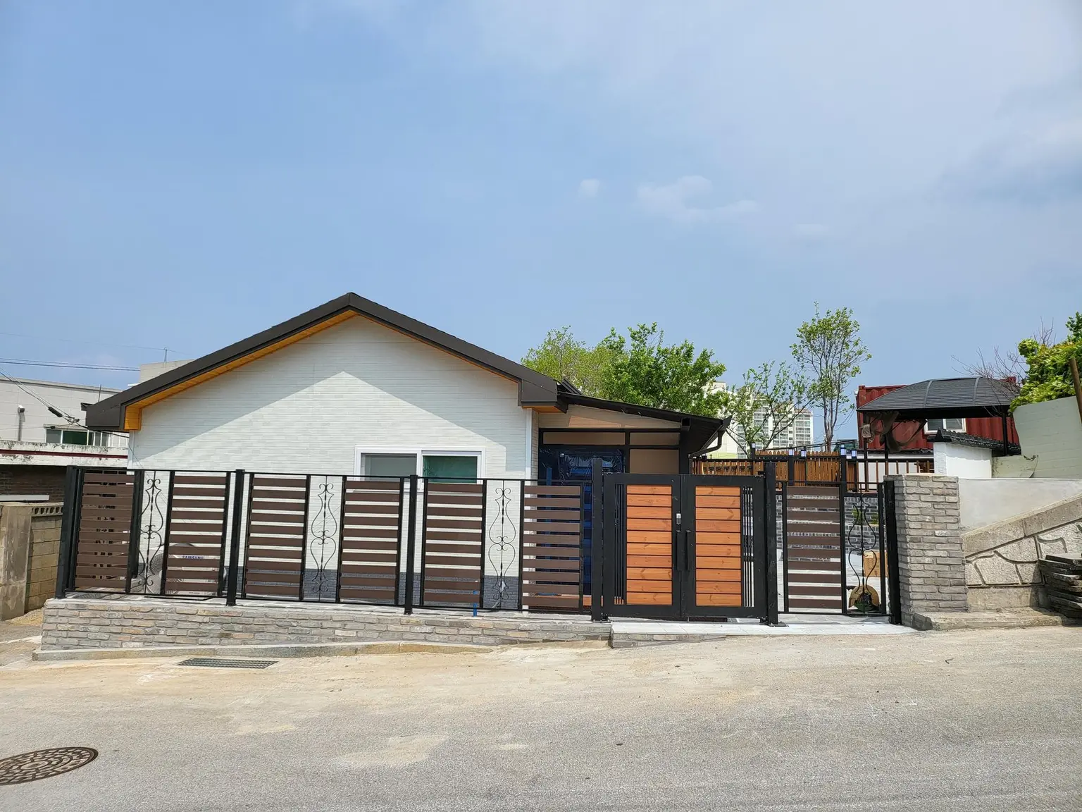 Gangwon Donghae with a yard & countryside stay House 2BR & sleeps 4 Take a break from your trip while walking along the beach..Dogs allowed Cover Photo