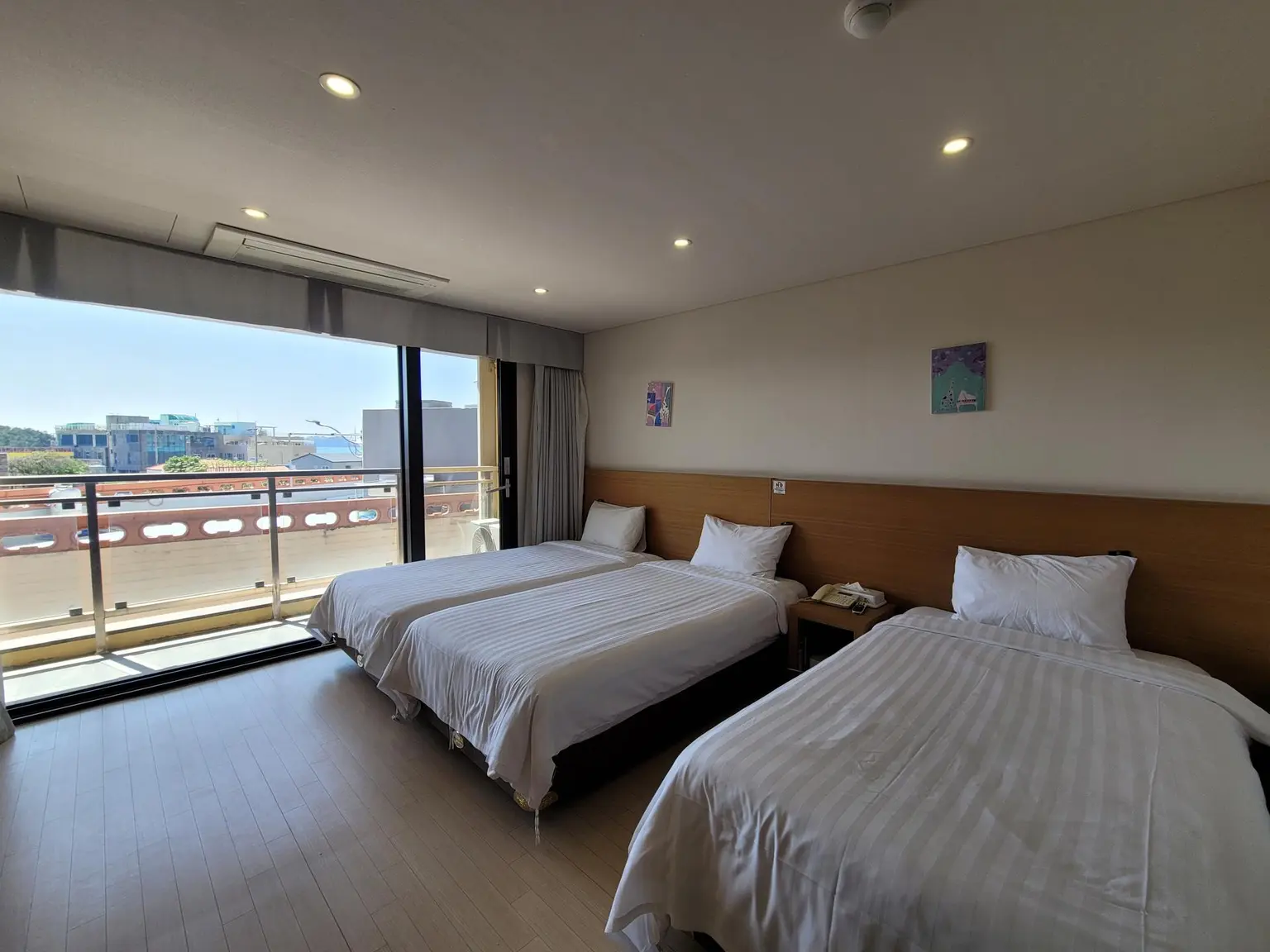 Seogwipo 3 single beds, bathtub and terrace, Hotel A located near Seogwipo Port - main image