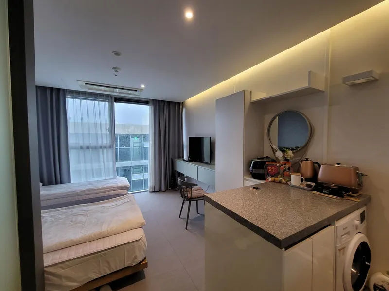 [Topyeong-dong, Seogwipo] Quiet healing camp hotel-style one-room in the forest area 4
