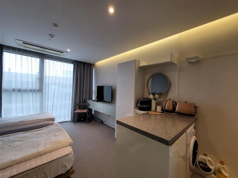 [Topyeong-dong, Seogwipo] Quiet healing camp hotel-style one-room in the forest area 18