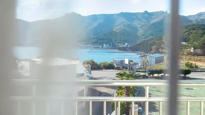 Gyeongnam Geoje Ocean view one-room A within 10 minutes walk from Hakdong Black Pearl Mongdol Beach - main image