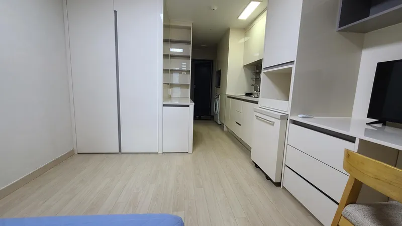 [Yeonje, Busan] Officetel in Yeonsan-dong near Yeonsan Station, clean and fully equipped. Gym. Parking lot. 2