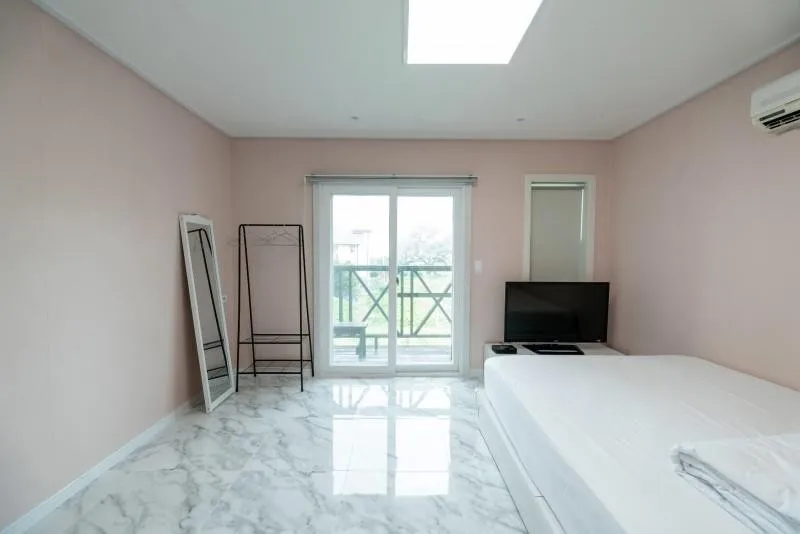 [Geoje] One-room apartment #202 within 5 minutes walk from Heukjinju Mongdol Beach 10