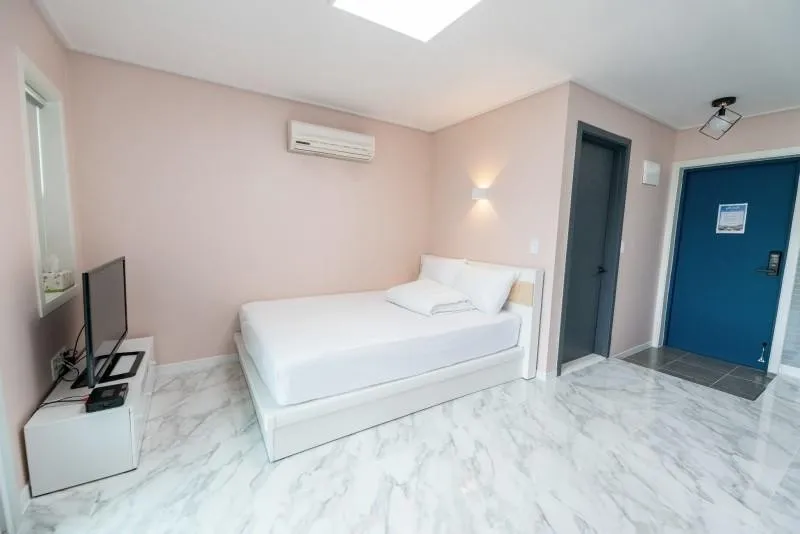 [Geoje] One-room apartment #202 within 5 minutes walk from Heukjinju Mongdol Beach 4
