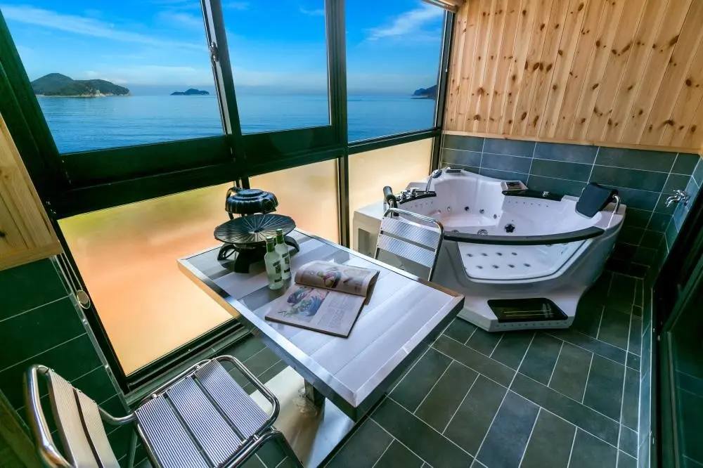Gyeongnam Geoje Ocean view Geumhwa 302 right in front of Mongdol Beach #Individual spa - main image