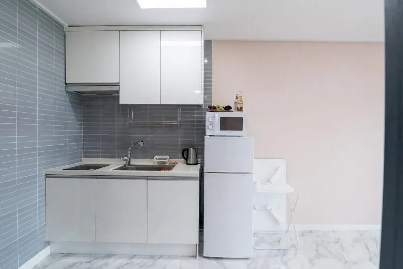 [Geoje] One-room apartment #202 within 5 minutes walk from Heukjinju Mongdol Beach 3
