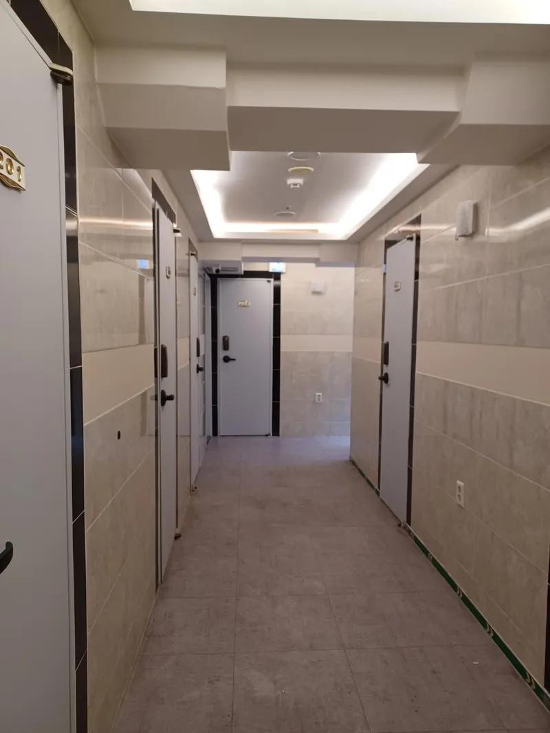 [Seocho, Seoul][Gangnam] Overwhelming Location! 3 minutes from the station, large windows, private bathroom (43 sq ft). 10